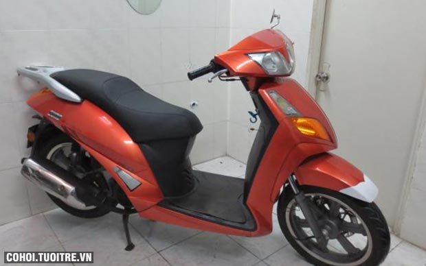 Xe Kimco EURO 150cc, màu đỏ cam, biển số thành phố