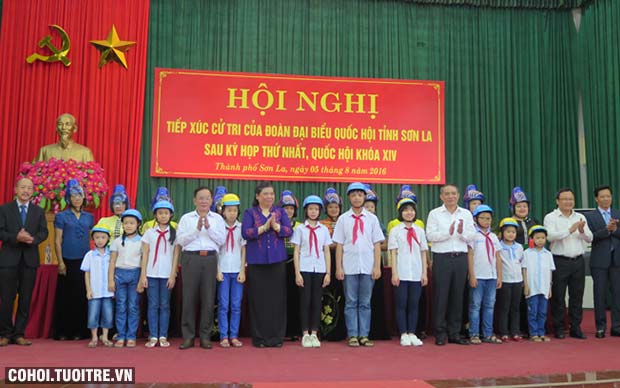 Honda Việt Nam tặng 1.000 mũ bảo hiểm cho trẻ em & người dân Sơn La