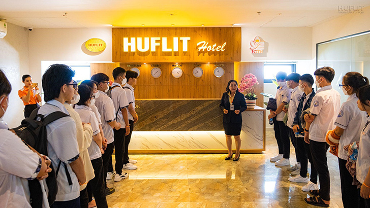 Học sinh THPT trải nghiệm nhiều hoạt động đặc sắc tại Campus Tour HUFLIT - Ảnh 4