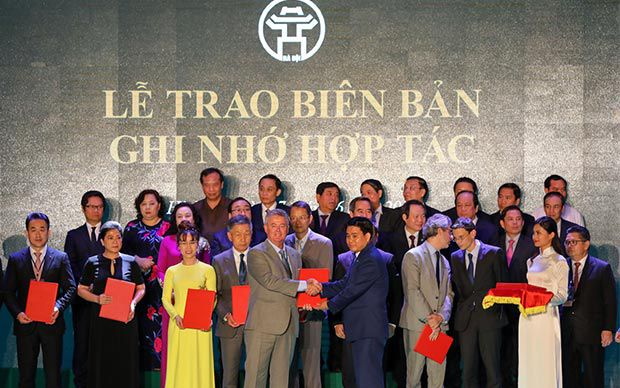 UBND TP Hà Nội tặng bằng khen cho ĐH Anh Quốc Việt Nam